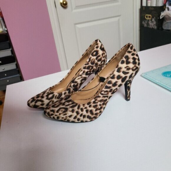 NWT Forever 21 Pointy Toe Animal Print Leopard Print Heels size 6 - Picture 4 of 8